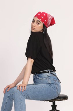 Siyah saçlı, gözlüklü, beyaz tenli güzel bir kız stüdyoda poz veriyor. Tarz, trendler, moda konsepti.