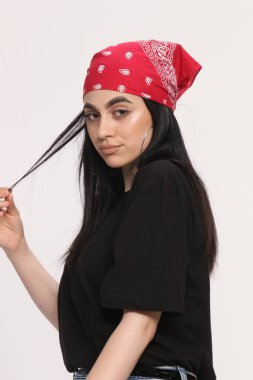 Siyah saçlı, gözlüklü, beyaz tenli güzel bir kız stüdyoda poz veriyor. Tarz, trendler, moda konsepti.