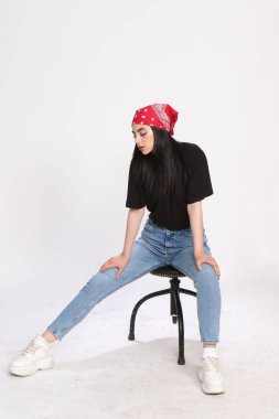 Siyah saçlı, gözlüklü, beyaz tenli güzel bir kız stüdyoda poz veriyor. Tarz, trendler, moda konsepti.