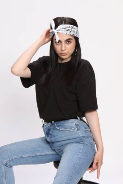 Siyah saçlı, gözlüklü, beyaz tenli güzel bir kız stüdyoda poz veriyor. Tarz, trendler, moda konsepti.