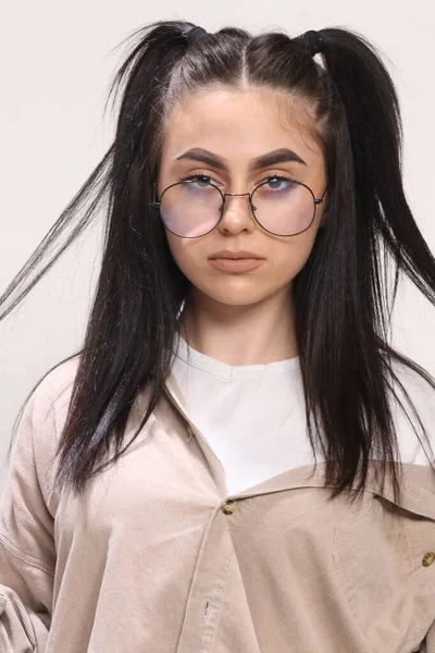 Hermosa Chica Hipster Caucásica Con Pelo Negro Gafas Está Posando — Foto de Stock
