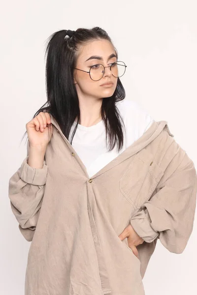 Hermosa Chica Hipster Caucásica Con Pelo Negro Gafas Está Posando — Foto de Stock