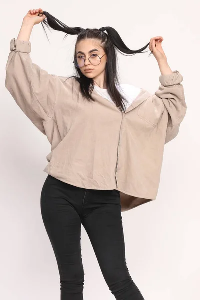 Hermosa Chica Hipster Caucásica Con Pelo Negro Gafas Está Posando — Foto de Stock