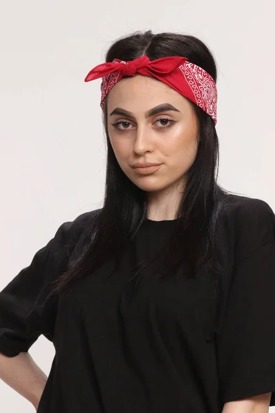 Hermosa Chica Hipster Caucásica Con Pelo Negro Gafas Está Posando — Foto de Stock