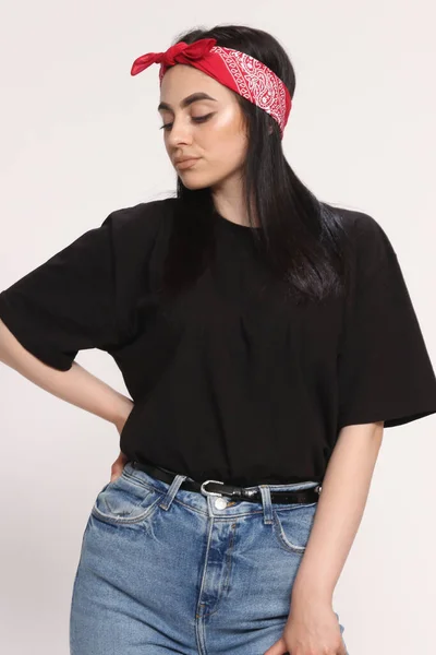 Menina Hipster Branca Bonita Com Cabelo Preto Óculos Está Posando — Fotografia de Stock