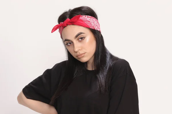 Menina Hipster Branca Bonita Com Cabelo Preto Óculos Está Posando — Fotografia de Stock