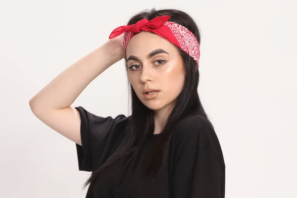 Menina Hipster Branca Bonita Com Cabelo Preto Óculos Está Posando — Fotografia de Stock