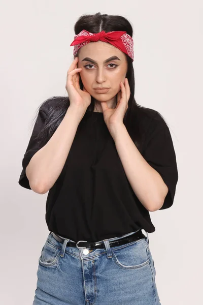 Hermosa Chica Hipster Caucásica Con Pelo Negro Gafas Está Posando —  Fotos de Stock