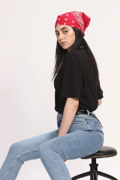 Hermosa Chica Hipster Caucásica Con Pelo Negro Gafas Está Posando —  Fotos de Stock