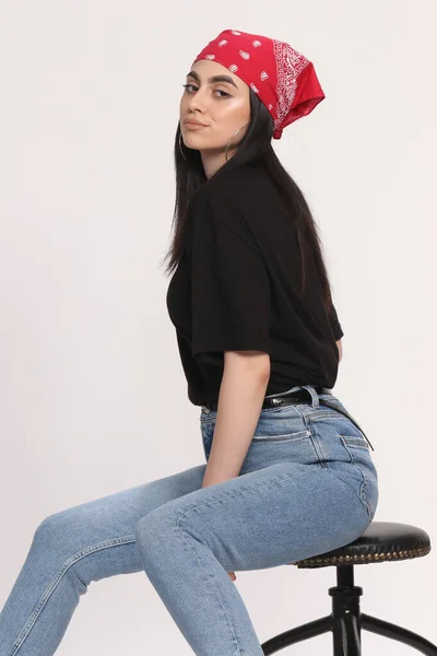 Prachtig Kaukasisch Hipster Meisje Met Zwart Haar Bril Poseert Studio — Stockfoto