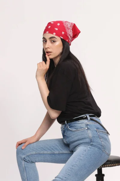 Bella Ragazza Hipster Caucasico Con Capelli Neri Occhiali Posa Studio — Foto Stock