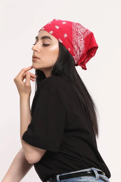 Krásná Kavkazská Hipsterová Dívka Černými Vlasy Brýlemi Pózuje Studiu Izolovaném — Stock fotografie