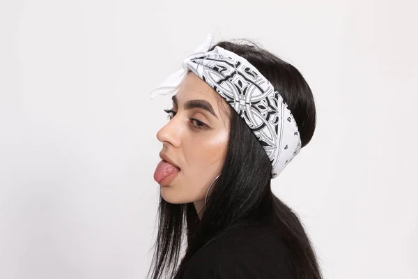 Menina Hipster Branca Bonita Com Cabelo Preto Óculos Está Posando — Fotografia de Stock