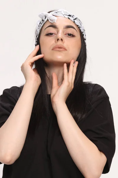 Vackra Kaukasiska Hipster Flicka Med Svart Hår Och Glasögon Poserar — Stockfoto