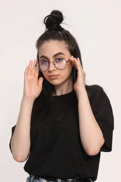 Menina Hipster Branca Bonita Com Cabelo Preto Óculos Está Posando — Fotografia de Stock