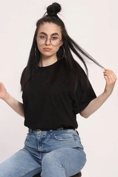 Prachtig Kaukasisch Hipster Meisje Met Zwart Haar Bril Poseert Studio — Stockfoto