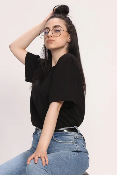 Menina Hipster Branca Bonita Com Cabelo Preto Óculos Está Posando — Fotografia de Stock