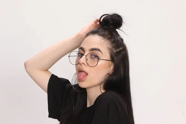 Hermosa Chica Hipster Caucásica Con Pelo Negro Gafas Está Posando —  Fotos de Stock