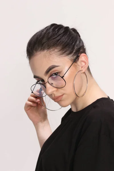 Hermosa Chica Hipster Caucásica Con Pelo Negro Gafas Está Posando —  Fotos de Stock