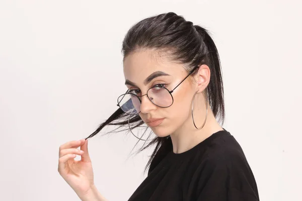 Prachtig Kaukasisch Hipster Meisje Met Zwart Haar Bril Poseert Studio — Stockfoto