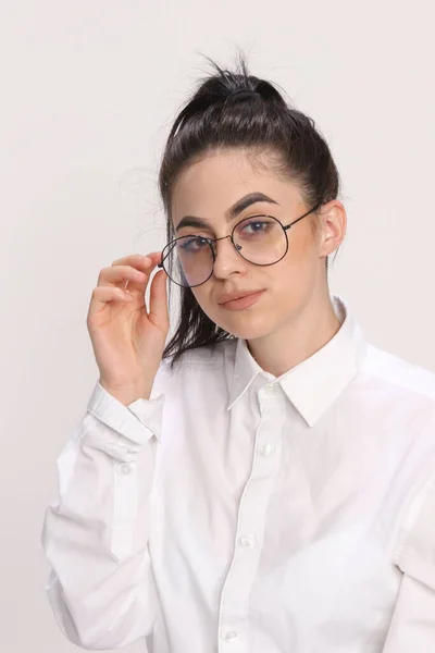 Hermosa Chica Hipster Caucásica Con Pelo Negro Gafas Está Posando — Foto de Stock