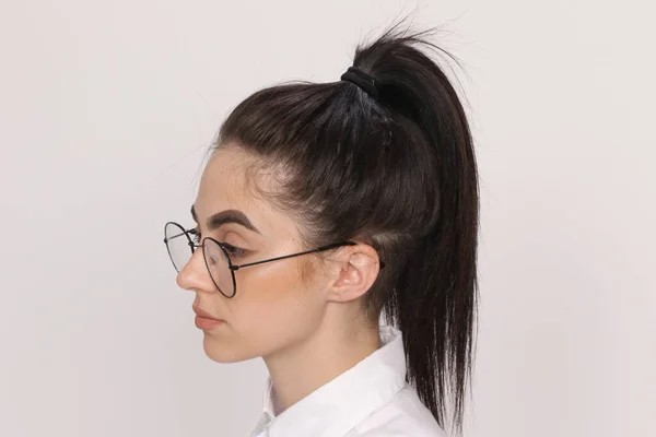 Prachtig Kaukasisch Hipster Meisje Met Zwart Haar Bril Poseert Studio — Stockfoto