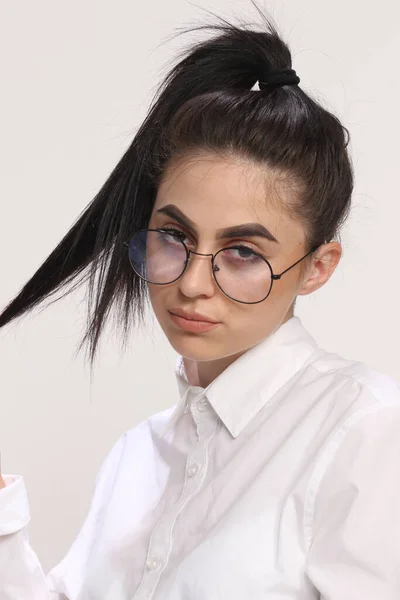 Schöne Kaukasische Hipster Mädchen Mit Schwarzen Haaren Und Brille Posiert — Stockfoto