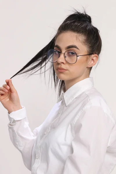 Menina Hipster Branca Bonita Com Cabelo Preto Óculos Está Posando — Fotografia de Stock