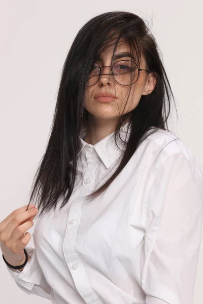 Vackra Kaukasiska Hipster Flicka Med Svart Hår Och Glasögon Poserar — Stockfoto