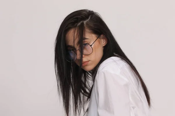 Siyah Saçlı Gözlüklü Beyaz Tenli Güzel Bir Kız Stüdyoda Poz — Stok fotoğraf