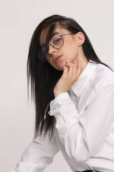 Piękna Biała Hipsterka Czarnymi Włosami Okularami Pozuje Studio Odosobnionym Tle — Zdjęcie stockowe