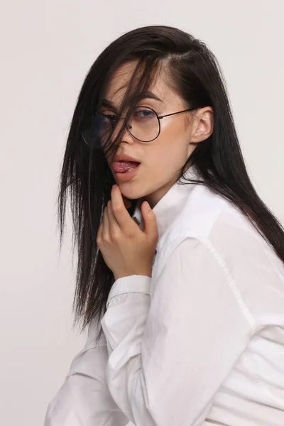 Siyah Saçlı Gözlüklü Beyaz Tenli Güzel Bir Kız Stüdyoda Poz — Stok fotoğraf