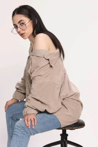 Menina Hipster Branca Bonita Com Cabelo Preto Óculos Está Posando — Fotografia de Stock