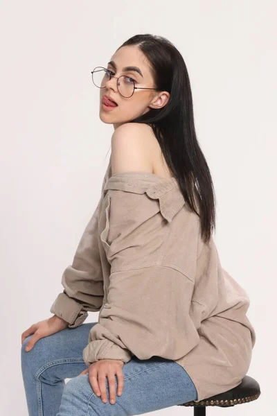 Menina Hipster Branca Bonita Com Cabelo Preto Óculos Está Posando — Fotografia de Stock