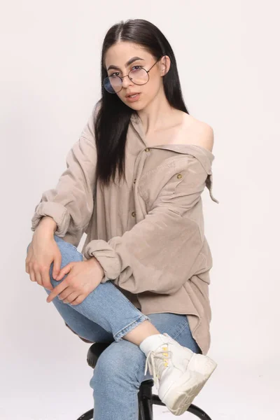 Hermosa Chica Hipster Caucásica Con Pelo Negro Gafas Está Posando — Foto de Stock