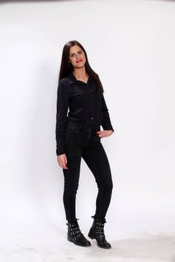 Çekici beyaz esmer kız izole edilmiş arka planda poz veriyor. Tarz, trendler, moda konsepti.