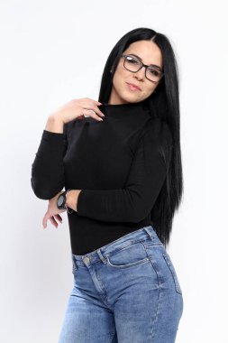 Siyah saçlı ve gözlüklü çekici Avrupalı kız izole edilmiş arka planda poz veriyor. Tarz, trendler, moda konsepti.