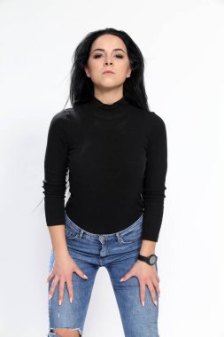 Siyah saçlı ve gözlüklü çekici Avrupalı kız izole edilmiş arka planda poz veriyor. Tarz, trendler, moda konsepti.