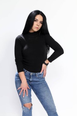 Siyah saçlı ve gözlüklü çekici Avrupalı kız izole edilmiş arka planda poz veriyor. Tarz, trendler, moda konsepti.