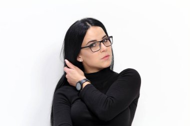 Siyah saçlı ve gözlüklü çekici Avrupalı kız izole edilmiş arka planda poz veriyor. Tarz, trendler, moda konsepti.