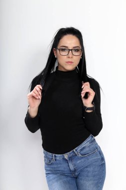 Siyah saçlı ve gözlüklü çekici Avrupalı kız izole edilmiş arka planda poz veriyor. Tarz, trendler, moda konsepti.