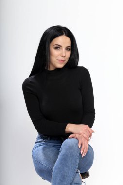 Siyah saçlı ve gözlüklü çekici Avrupalı kız izole edilmiş arka planda poz veriyor. Tarz, trendler, moda konsepti.