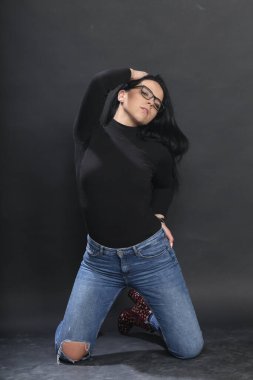 Siyah saçlı ve gözlüklü çekici Avrupalı kız izole edilmiş arka planda poz veriyor. Tarz, trendler, moda konsepti.