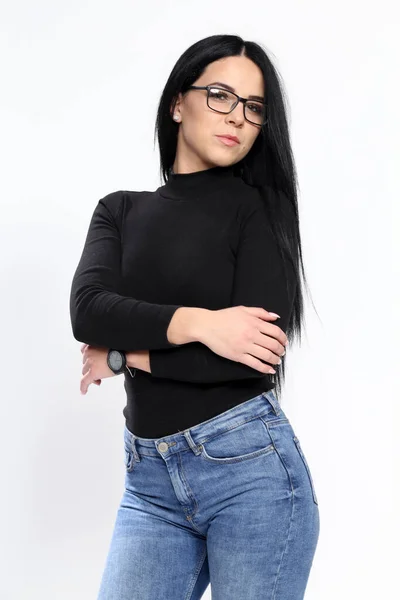 Jolie Fille Européenne Aux Cheveux Noirs Lunettes Posant Studio Sur — Photo