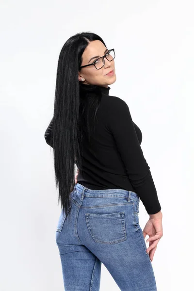 Menina Europeia Atraente Com Cabelo Preto Óculos Posando Estúdio Fundo — Fotografia de Stock