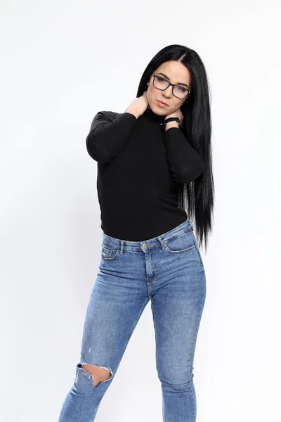 Menina Europeia Atraente Com Cabelo Preto Óculos Posando Estúdio Fundo — Fotografia de Stock