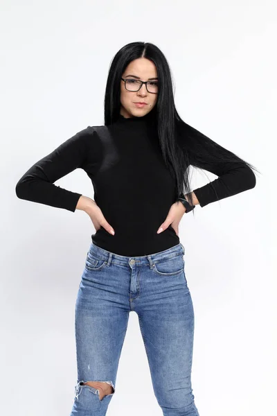 Atractiva Chica Europea Con Pelo Negro Gafas Posando Estudio Sobre — Foto de Stock