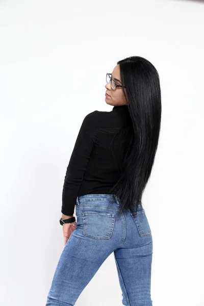 Menina Europeia Atraente Com Cabelo Preto Óculos Posando Estúdio Fundo — Fotografia de Stock