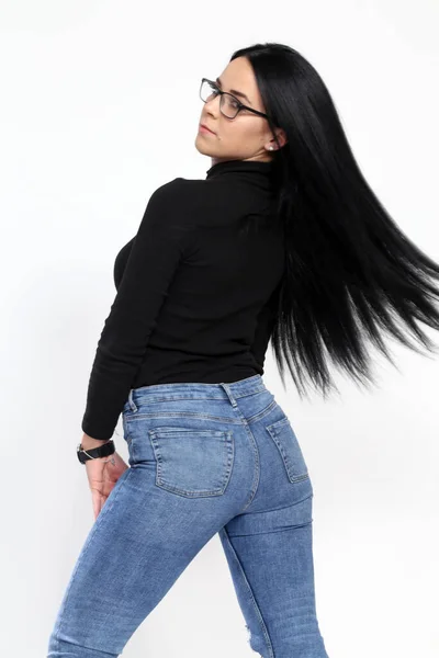 Menina Europeia Atraente Com Cabelo Preto Óculos Posando Estúdio Fundo — Fotografia de Stock