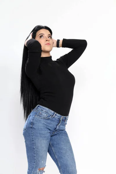 Attraktives Europäisches Mädchen Mit Schwarzen Haaren Und Brille Posiert Studio — Stockfoto